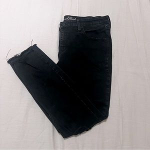 Universal Thread Mid Rise Skinny Jeans Women’s Size-16/33R Black Distressed
